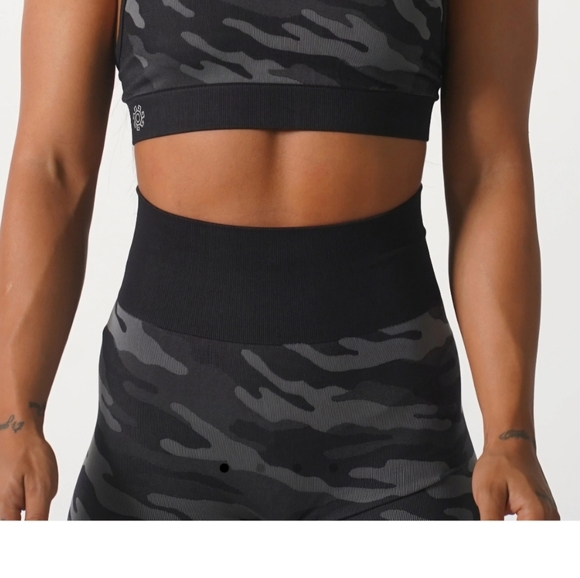 Golden Aesthetics Seamless Camo leggings and Orange themeless spots bra size L - Picture 3 of 12